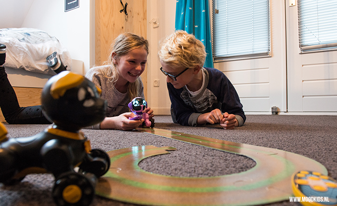 Ken je de Chippies, de robot puppies van WowWee al? Deze drie speelgoed robot honden kun je besturen met een afstandsbediening en hebben sensoren. Zo leuk! Lees hier onze review.